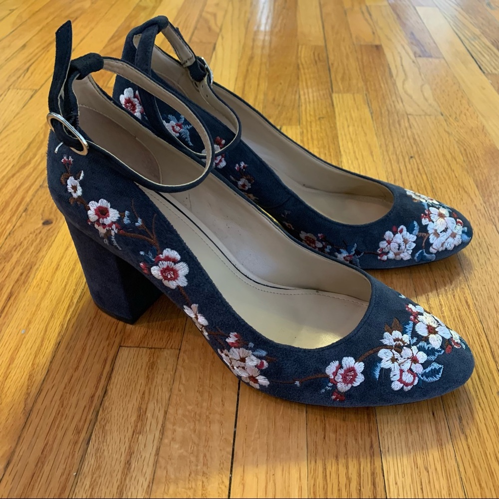 White House Black Market Bethany blue suede heels with embroidery size 9